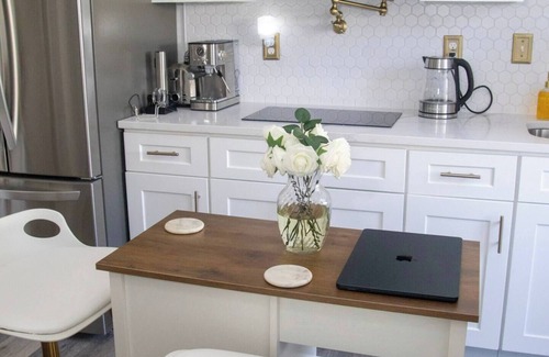Lochearn House | Cozy Studio with Private Entrance.