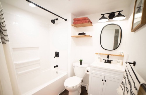 College Place Apartment | Cozy studio with private entrance