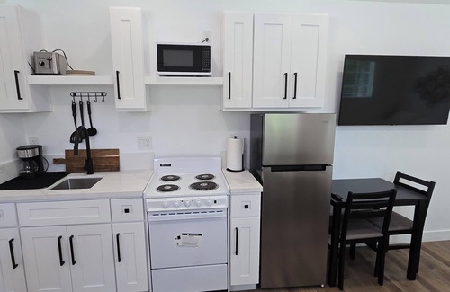 Westminster Apartment | Cozy studio with WiFi and AC in welcoming Westminster