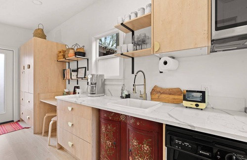 Woodstock Apartment | Cozy studio with WiFi and AC in walkable, safe Woodstock PDX neighborhood