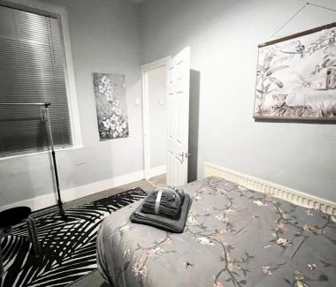 Kirkdale House | Cozy & Stylish 3-Bed house Parking & 3 Smart TVs