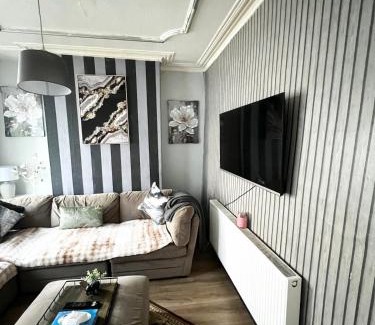 Kirkdale House | Cozy & Stylish 3-Bed house Parking & 3 Smart TVs