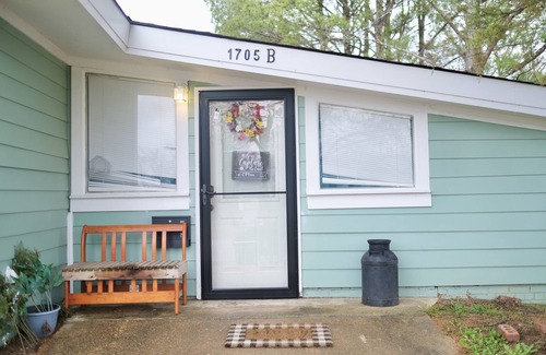 Tupelo Apartment | Cozy & Stylish N' Heart of Tupelo, 6 mins. from NMMC Hospital