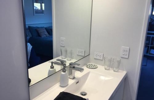 Wanaka Apartment | Cozy stylish studio Entry off Northburn road