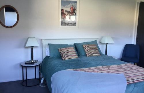 Wanaka Apartment | Cozy stylish studio Entry off Northburn road