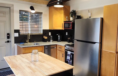Eastside Apartment | Cozy stylish studio with WiFi in Tacoma.n