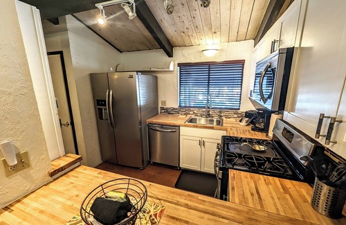Big Bear Lake House | Cozy & Stylish Townhouse with Spa | Walk to Snow Summit Ski Resort