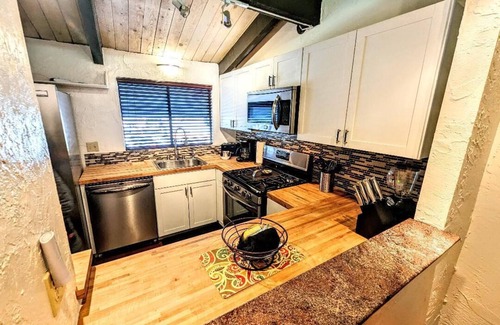 Big Bear Lake House | Cozy & Stylish Townhouse with Spa | Walk to Snow Summit Ski Resort