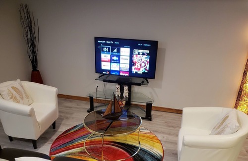 Calgary House | Cozy suite 10minutes to YYC Airport