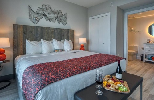 Treasure Island Hotel | Cozy Suite Oceanfront Stay! Outdoor Pool Steps from Miami's Glam South Beach!