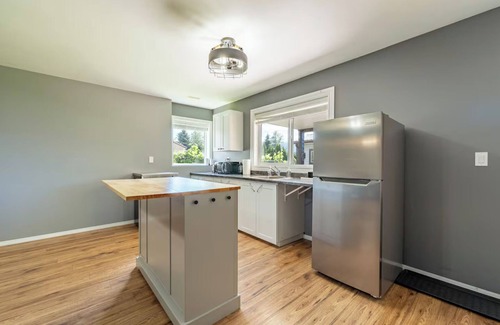 Creston House | Cozy Suite Right In Town!