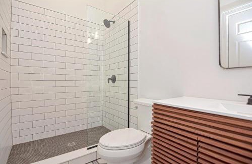 Downtown Apartment | Cozy Suite, Sleeps 4, walk to Theater & Dining
