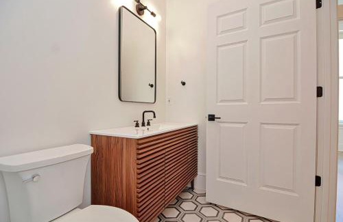 Downtown Apartment | Cozy Suite, Sleeps 4, walk to Theater & Dining