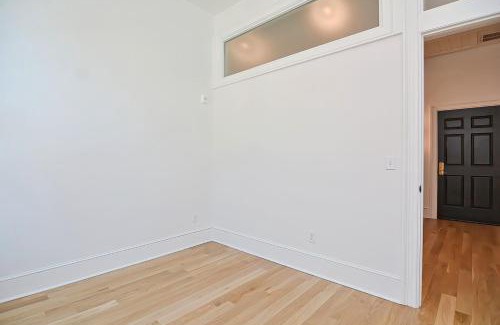 Downtown Apartment | Cozy Suite, Sleeps 4, walk to Theater & Dining