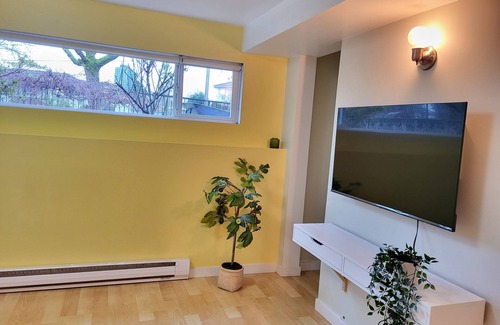 Renfrew-Collingwood House | Cozy suite w/2 beds & full kit.