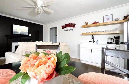 Athens House | Cozy Suite w/*King Size Bed *6 Min-UGA/Dwtn + Full Sports Park