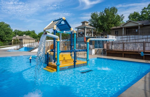 Branson West Condo | Cozy Suite with Kitchenette at Relaxing StoneBridge Village
