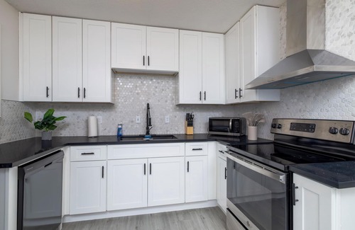 Euless House | Cozy Summer Duplex with Yard, Parking & Fast Wi-Fi