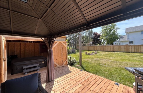 Summerside House | Cozy Summerside Retreat | Hot Tub + Fireplaces