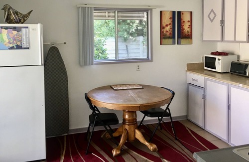 West Los Angeles House | Cozy Sweet Guesthouse in the heart of West L.A..