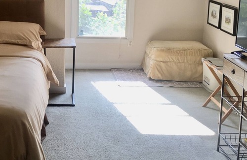 West Los Angeles House | Cozy Sweet Guesthouse in the heart of West L.A..