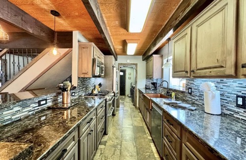Country Club Estates House | Cozy Tahoe Retreat Huge Yard