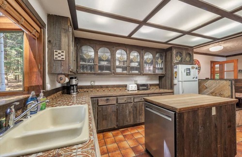 Homewood House | Cozy Tahoe Swiss Village Cabin!