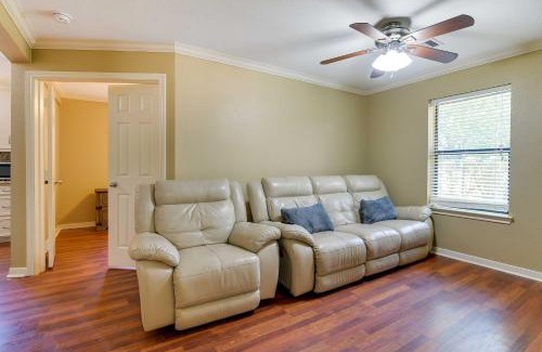 Texas City Apartment | Cozy Texas City Guest House - 5 Mi to Beach!