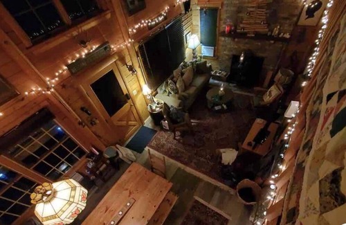 Freedom Cabin | Cozy Three Bedroom Log Cabin