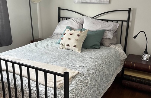 Lacombe House | Cozy three bedroom retreat; 60 minutes to mountains! Discount for longer stay