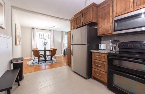Independence House | Cozy Three-bedroom home 15 minutes from downtown Kansas City