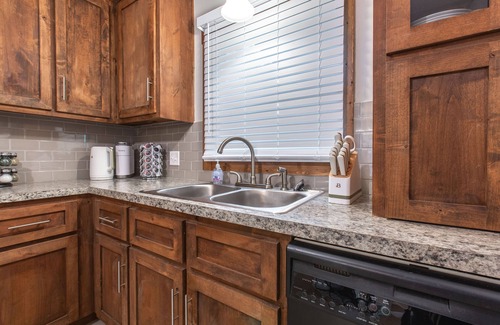 Independence House | Cozy Three-bedroom home 15 minutes from downtown Kansas City