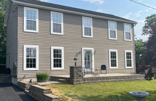 Castleton-on-Hudson House | Cozy Tiki Bar House. 10 minutes to downtown Albany!