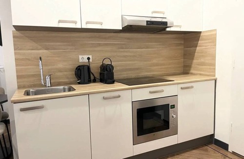 Centrum Apartment | Cozy Tilburg space with 100+ Mbps WiFi, smart TV, and private balcony—ideal for work and relaxation.