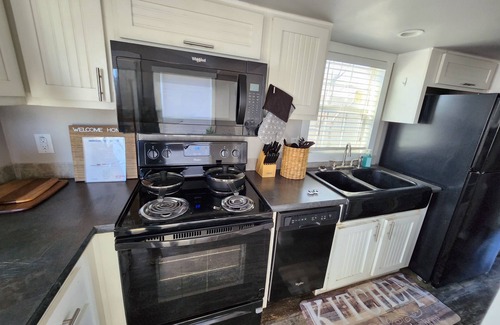 Midlothian Cabin | Cozy Timy house 1-bedroom, 2-loft cabin in with full bath and kitchen on a farm!