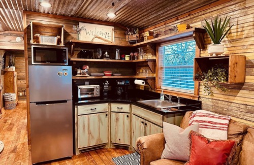 Ringold Cabin | Cozy tiny cabin, kitchenette, private pond for fishing, near lake