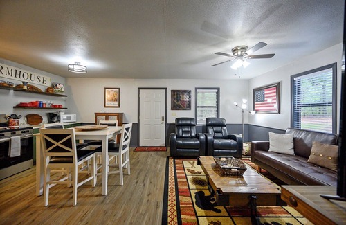 Broken Bow Cabin | Cozy Tiny Cabin Retreat w/HotTub & flat top grill