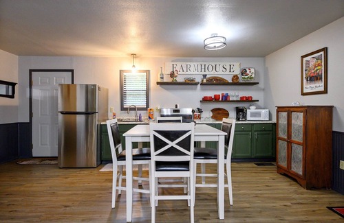 Broken Bow Cabin | Cozy Tiny Cabin Retreat w/HotTub & flat top grill