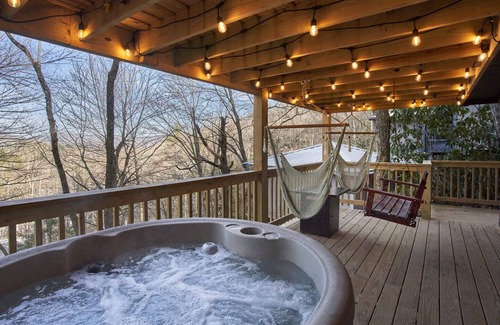 Mill Ridge Cabin | Cozy Tiny Cabin w/Hot Tub & Pool -- Close to Winery, Skiing, and Hiking!