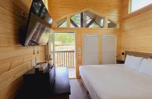 Page Cabin | Cozy Tiny Home King Room #15A