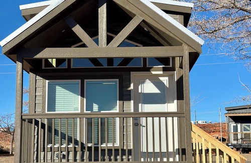 Page Cabin | Cozy Tiny Home King Room #21B