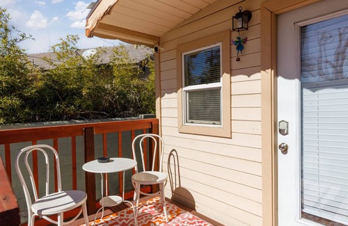 Royal Crest Rancheros House | Cozy Tiny House for Two with Private Yard in Paradise