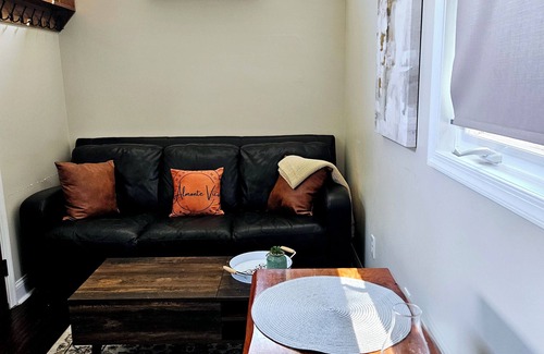 Hancock House | Cozy Tiny House - Stunning Views in Rural Western MD, with Wifi and AC