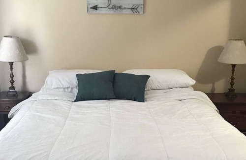 Scott Township House | Cozy townhome 5 miles to downtown!