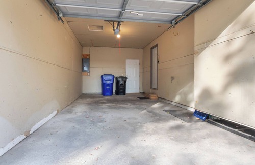 Appleton House | Cozy Townhome w/Garage in Appleton