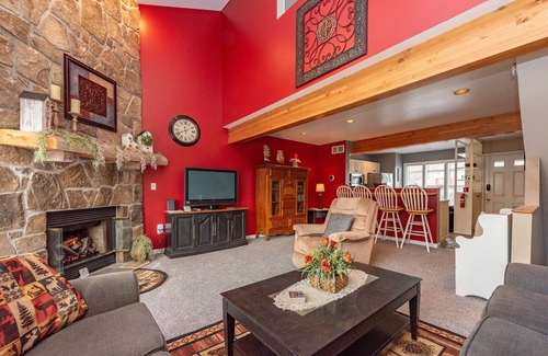 McHenry House | Cozy Townhome w/Views, Hot Tub & Fireplace