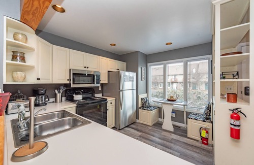 McHenry House | Cozy Townhome w/Views, Hot Tub & Fireplace