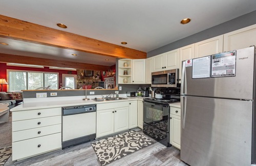 McHenry House | Cozy Townhome w/Views, Hot Tub & Fireplace