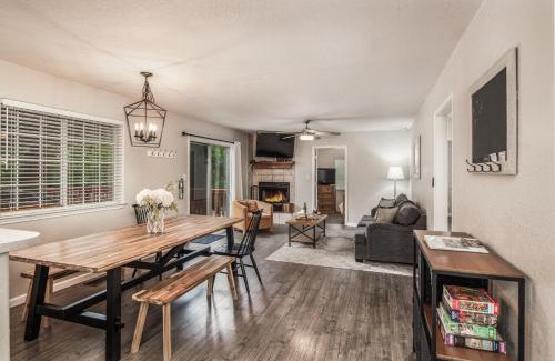 Ruidoso House | Cozy Townhome with Wildlife Views! 5-min walk to Midtown! Modern Look