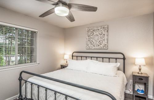 Ruidoso House | Cozy Townhome with Wildlife Views! 5-min walk to Midtown! Modern Look